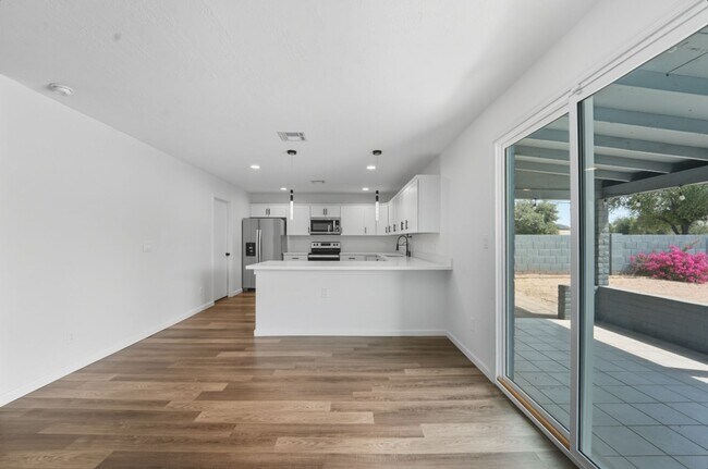 Building Photo - Beautiful Glendale Home With Pool!