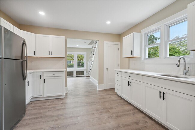 Building Photo - 1030 Glen Cove Ave
