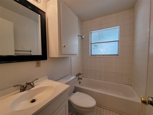 Building Photo - 845 Beverly St