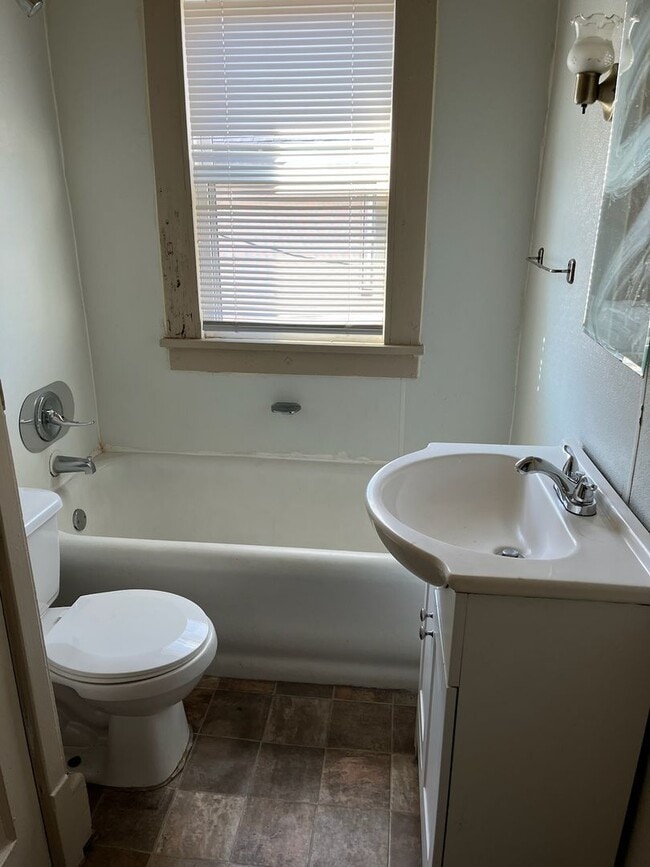 Building Photo - 630 N 4th Toronto