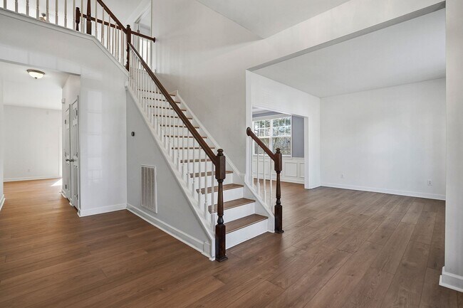 Building Photo - Stunning home nestled at the end of a quiet cul-de-sac!