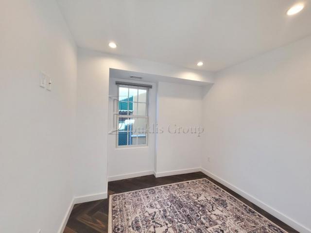 Building Photo - 3 bedroom in ASTORIA NY 11103