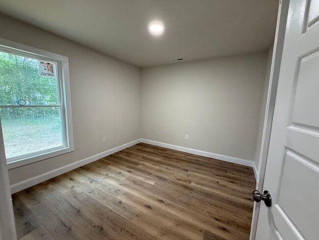 Building Photo - Modern Comfort & Convenient Living