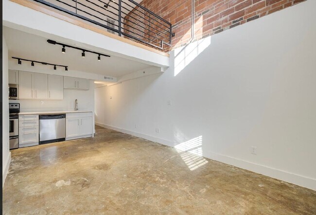 Building Photo - One bedroom loft in Midtown OKC!