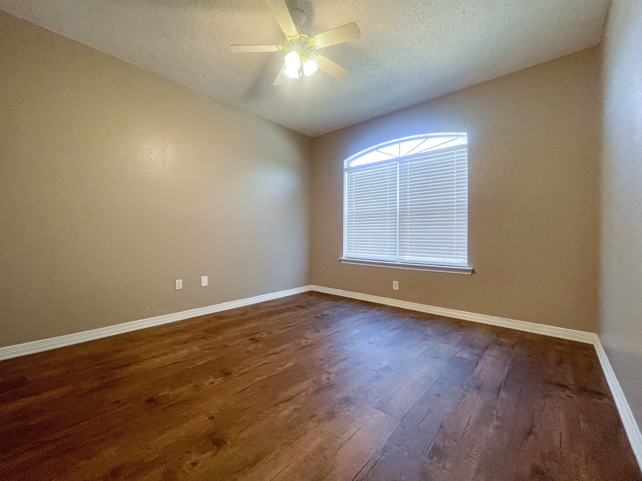 Building Photo - 1029 S Haven