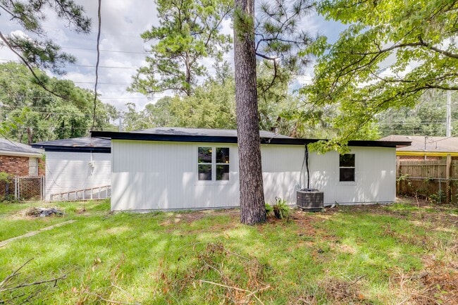 Building Photo - 925 Staley Ave