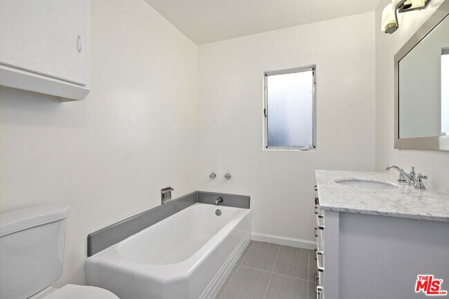 Building Photo - 121 Crescent Dr