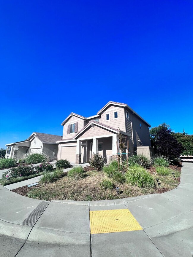 Building Photo - Stunning 3 Bedroom, 2.5 Bath Single Family Home, Gated Community, Beautiful Inside & Out!