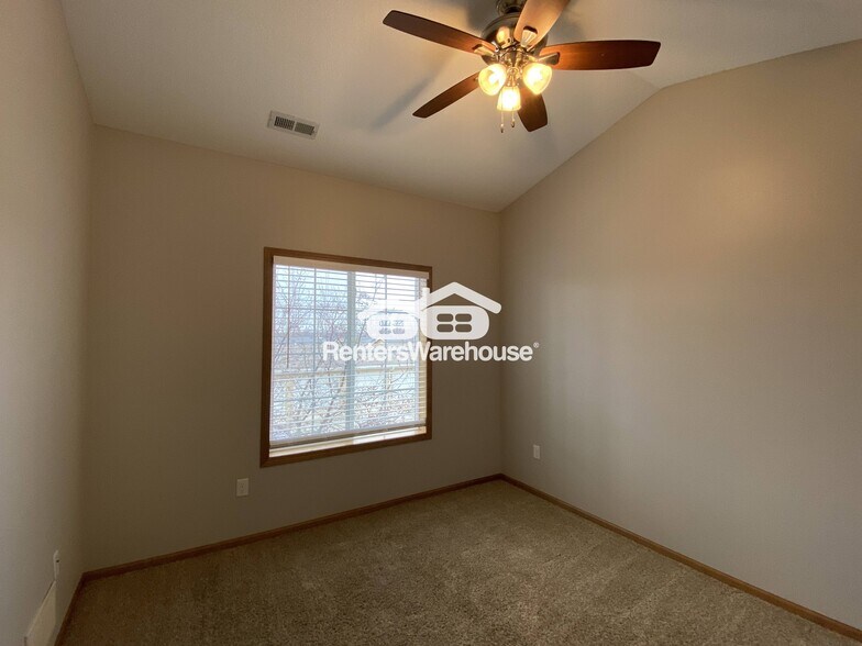 Building Photo - 2000 Meadow Ct