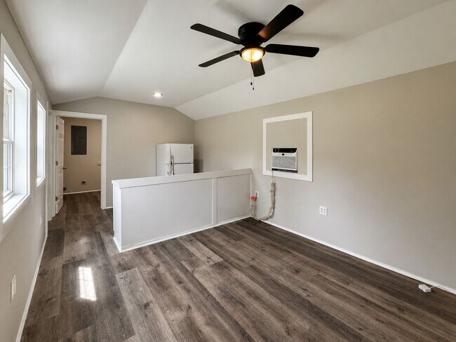 Building Photo - 1 Bed/ 1 Bath Tiny Home in Newark!