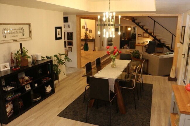 Building Photo - 1925 Bunting Ct