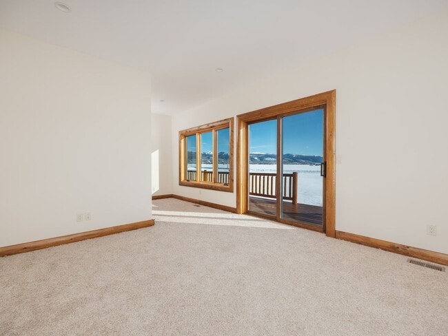 Building Photo - Spacious & Elegant 3-Bedroom Home – Flexible lease term.