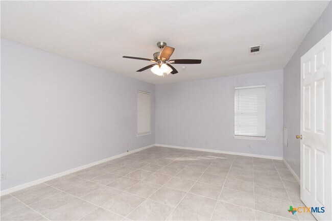 Building Photo - 1801 Farhills Dr