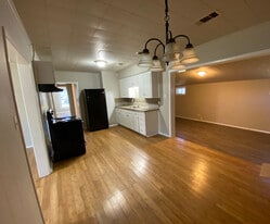 Building Photo - 816 1st St