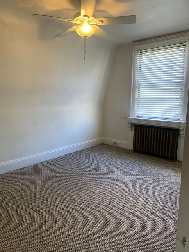 Building Photo - 3 Bedroom Single Family Home with Garage in Mount Washington!