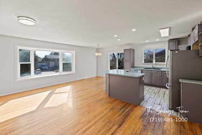 Building Photo - CHARMING 5BD/3BA NEAR FT CARSON - Deposit Waiver Available