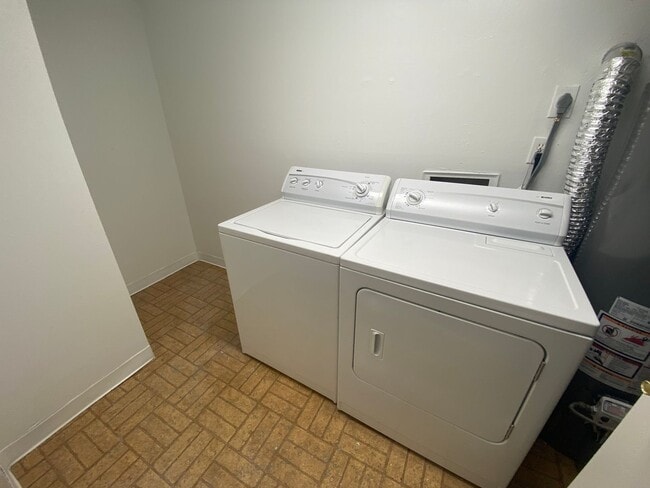 Building Photo - Large 2 bed 1 bath Top Floor Condo