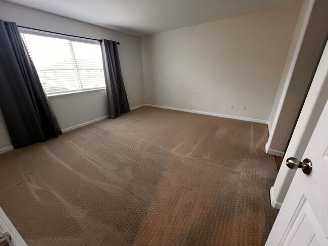 Building Photo - Great looking home and neighborhood in the North Village area close to shopping and freeway access