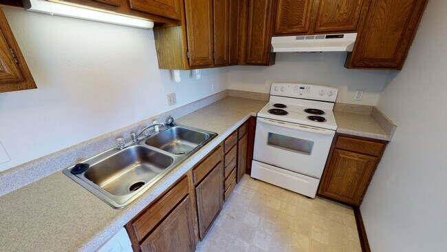 Building Photo - 2 Bedroom Duplex Available August 1st, 2026