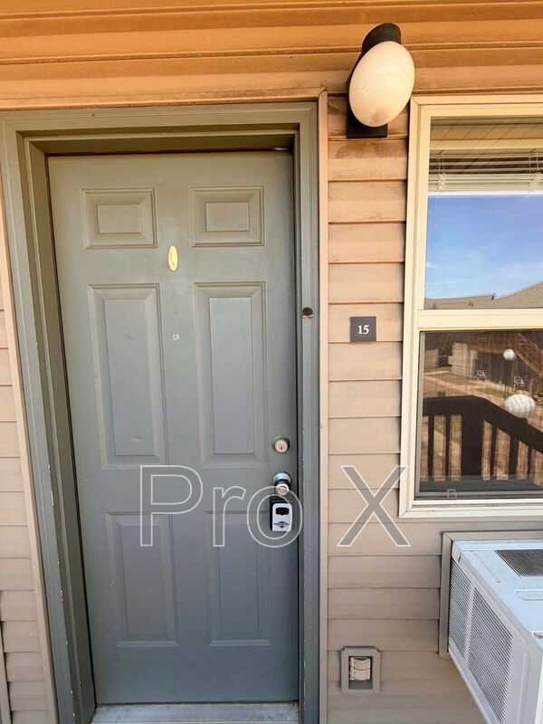 Building Photo - 926 N Goetz Blvd