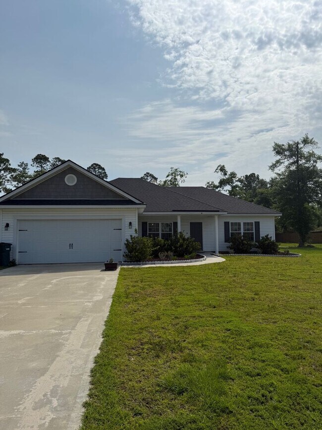 Building Photo - MOVE IN SPECIAL $400.00 OFF FIRST MONTH RE...