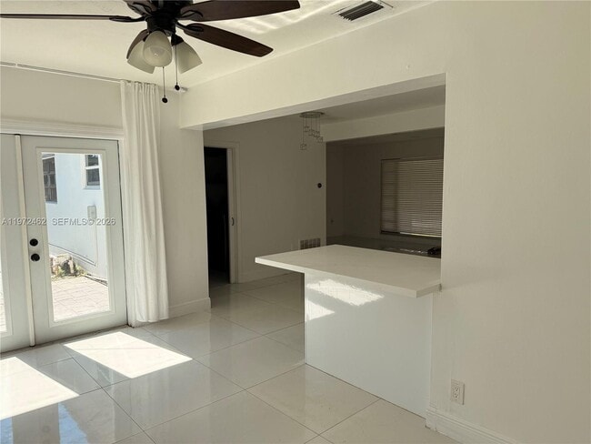 Building Photo - 2813 Bahama Dr