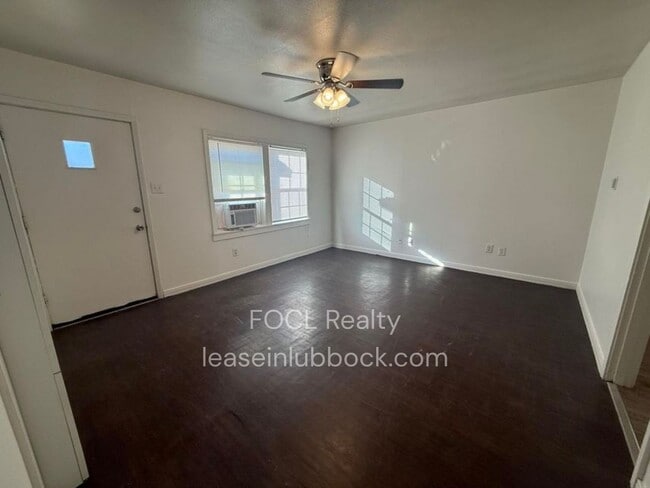 Building Photo - 2 bedroom, 1 bath - Large back yard