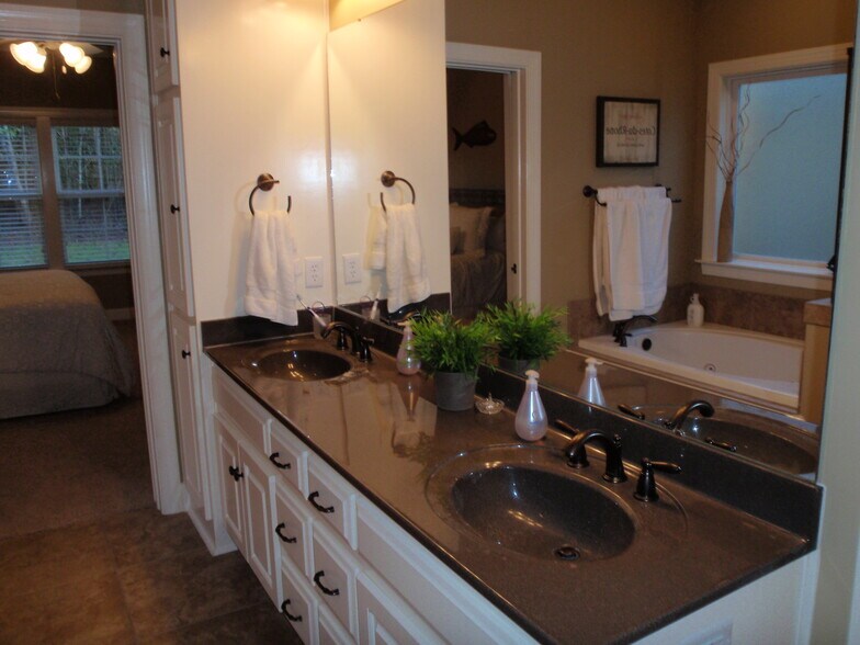 master bath - 409 Redbud Cir