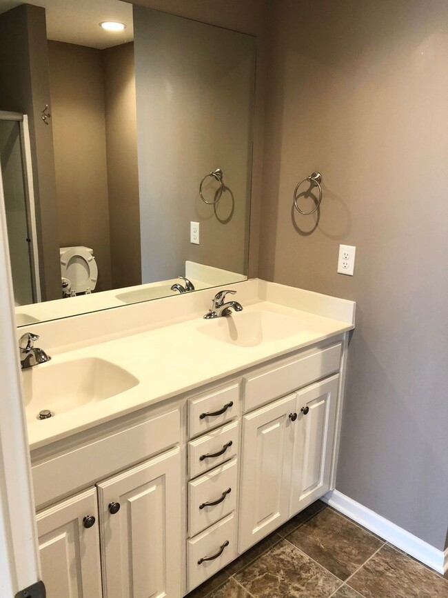 Building Photo - 3 Bed Townhome Grain Valley