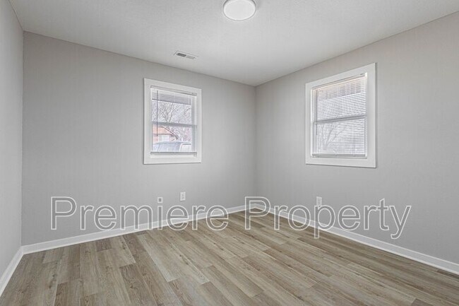 Building Photo - 719 E College St