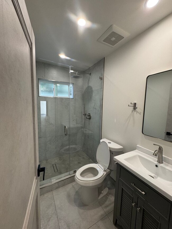 Building Photo - Spacious 1000 Sq. Ft. Single-Floor Back AD...