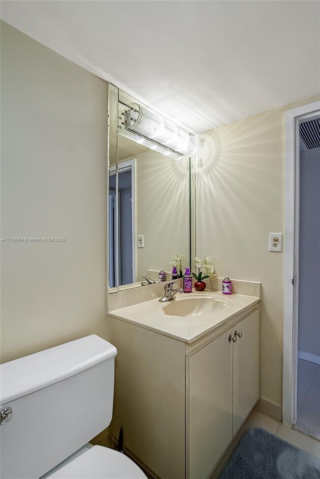 Building Photo - 2030 S Ocean Dr