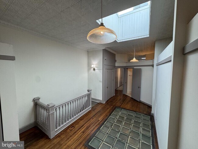 Building Photo - 328 S Broadway