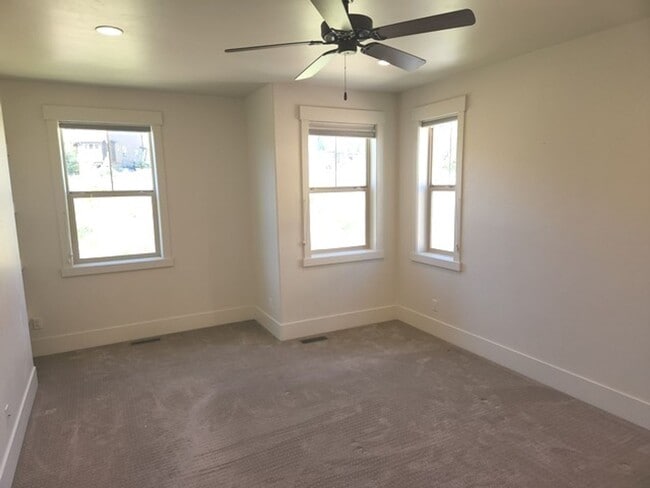 Building Photo - Convenient Park's Edge Townhouse