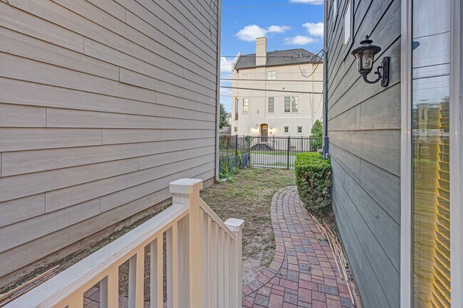 Building Photo - 2511 Sherwin St