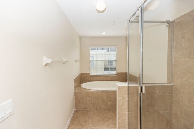 Building Photo - 3-story, 3/3.5, updated, townhome in the heart of Baldwin Park!