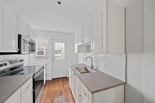 Building Photo - 479 Newport Ave