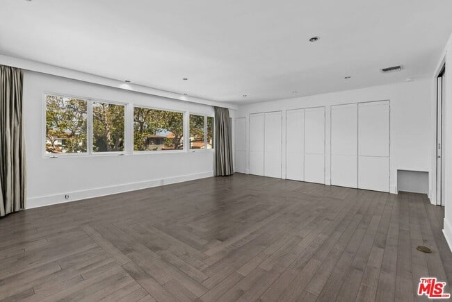 Building Photo - 305 S Bedford Dr