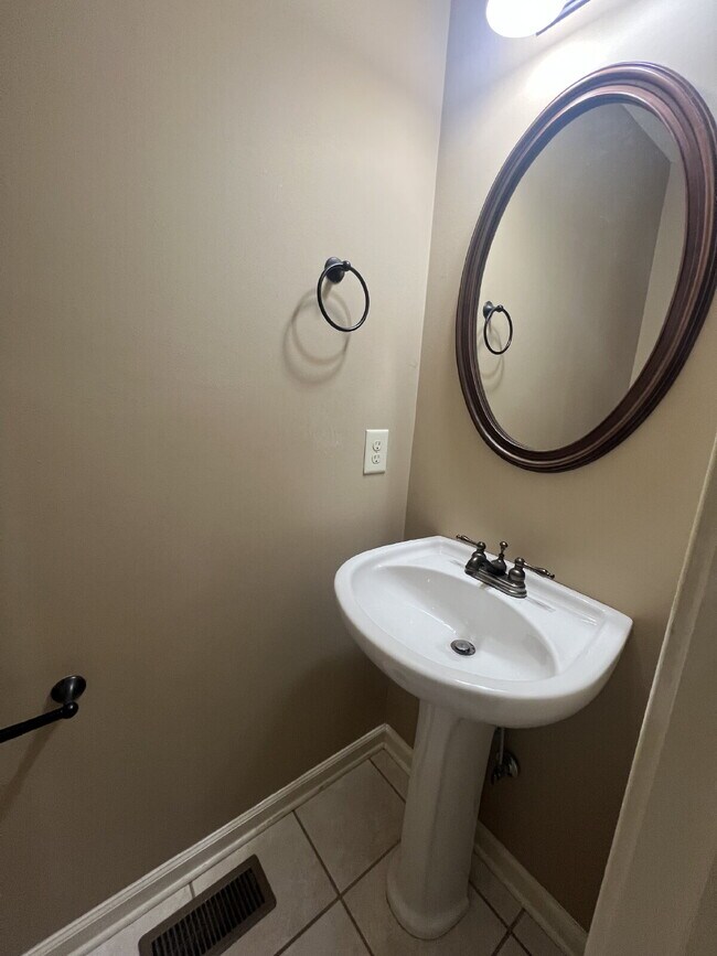 Building Photo - 3462 Southwood Dr