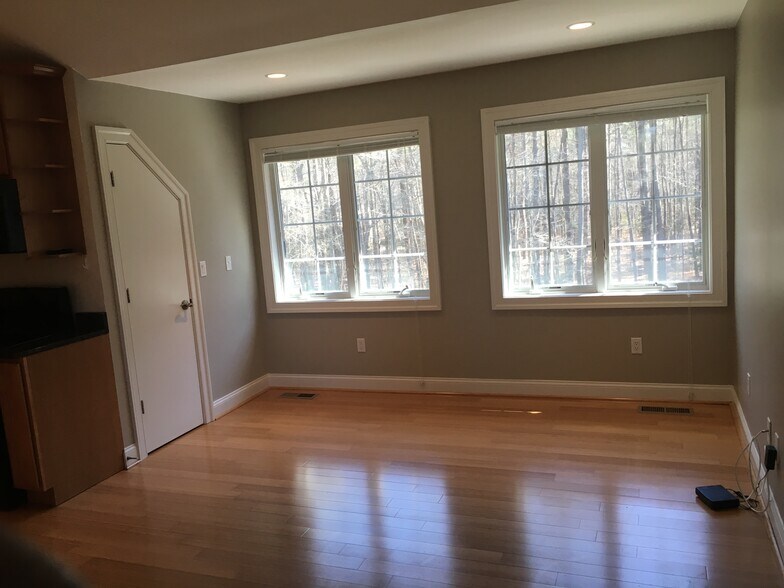 Living area - 48725 Spring Ridge Rd
