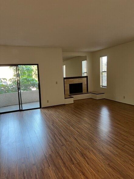 Balcony and decorative fireplace - 4707 Willis Ave
