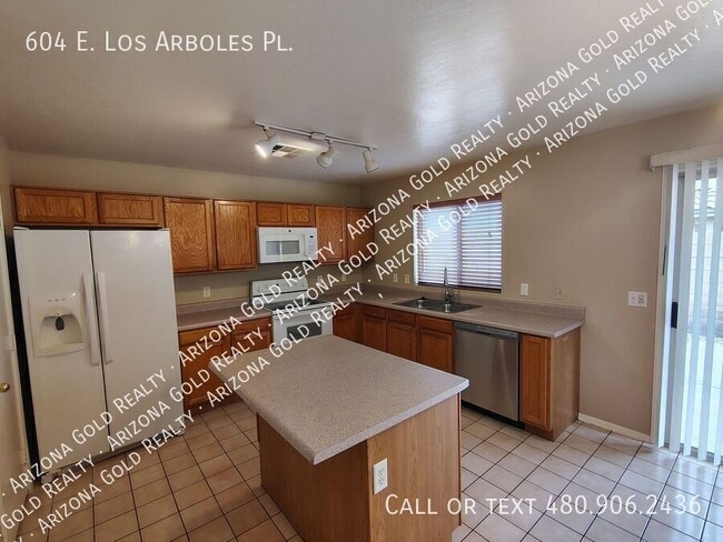 Building Photo - 604 E Los Arboles Pl