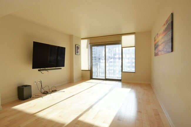 Building Photo - 1 Bedroom 1 Bathroom with Large Den Space ...