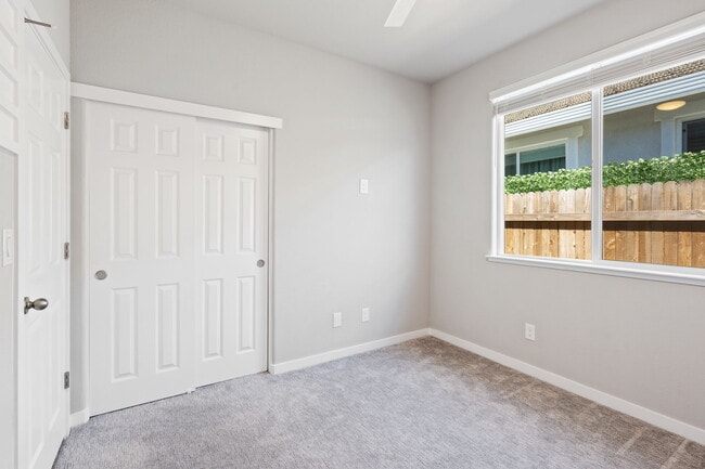 Building Photo - 1305 Swallowtail Dr