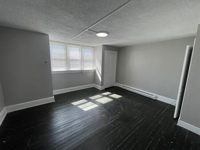 Building Photo - 631 Roosevelt Ave