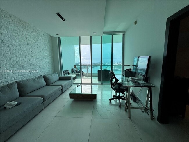 Building Photo - 900 Biscayne Blvd