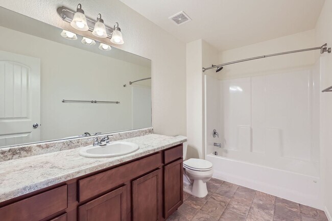 Building Photo - 3 bedroom townhome on north side, attached...