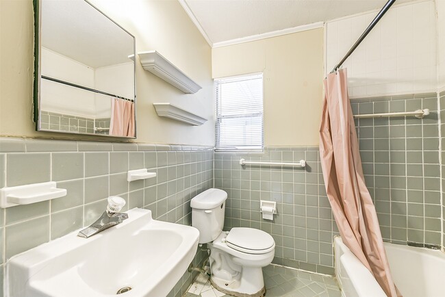 Building Photo - 4710 Wedgewood Dr