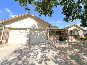 Building Photo - Beautifully Maintained 3/2/2 in Bedford!