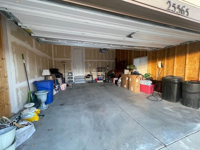 Building Photo - Beautiful Fully Furnished Home